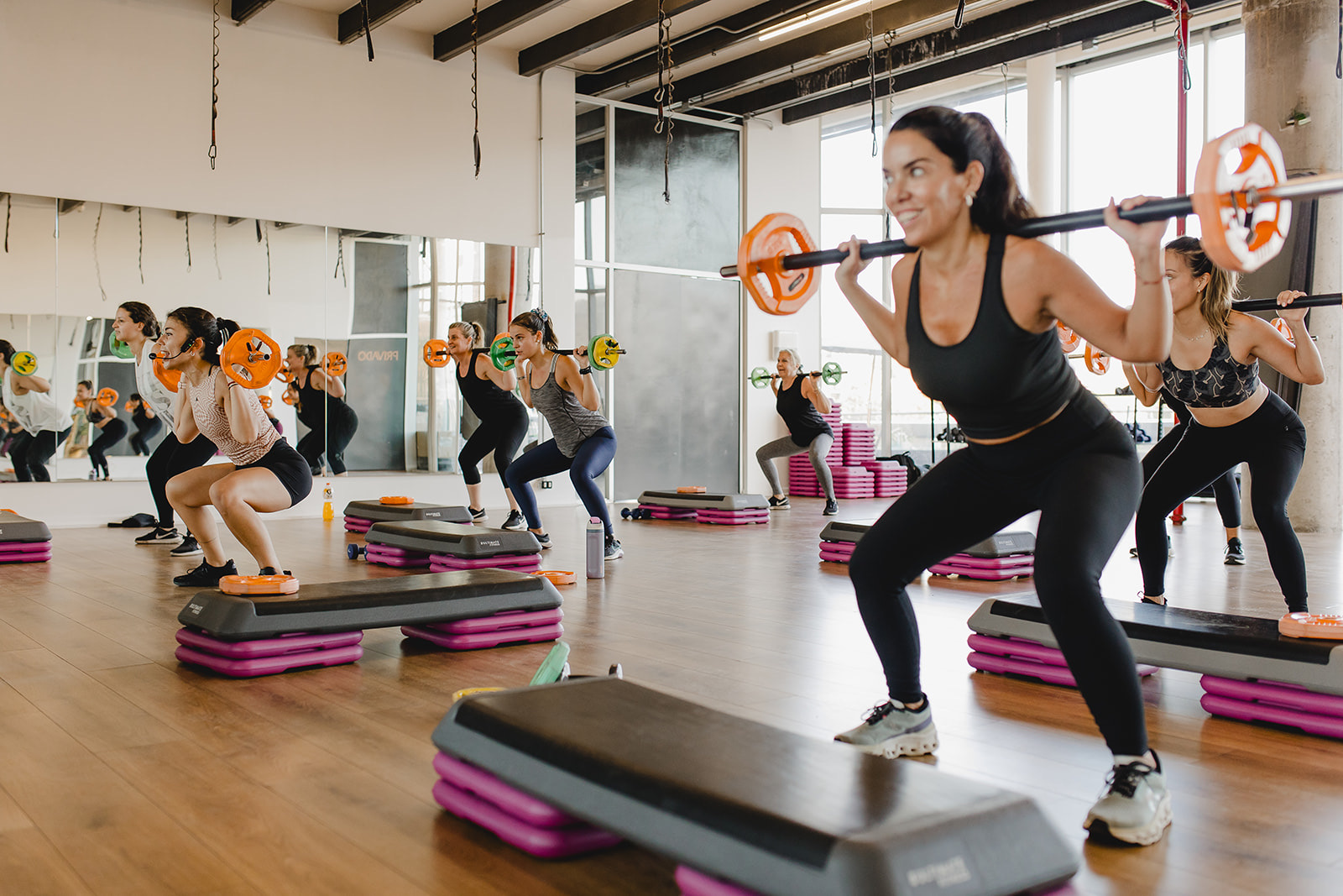 Estudio Malú Pérez — clase grupal en el gimnasio boutique